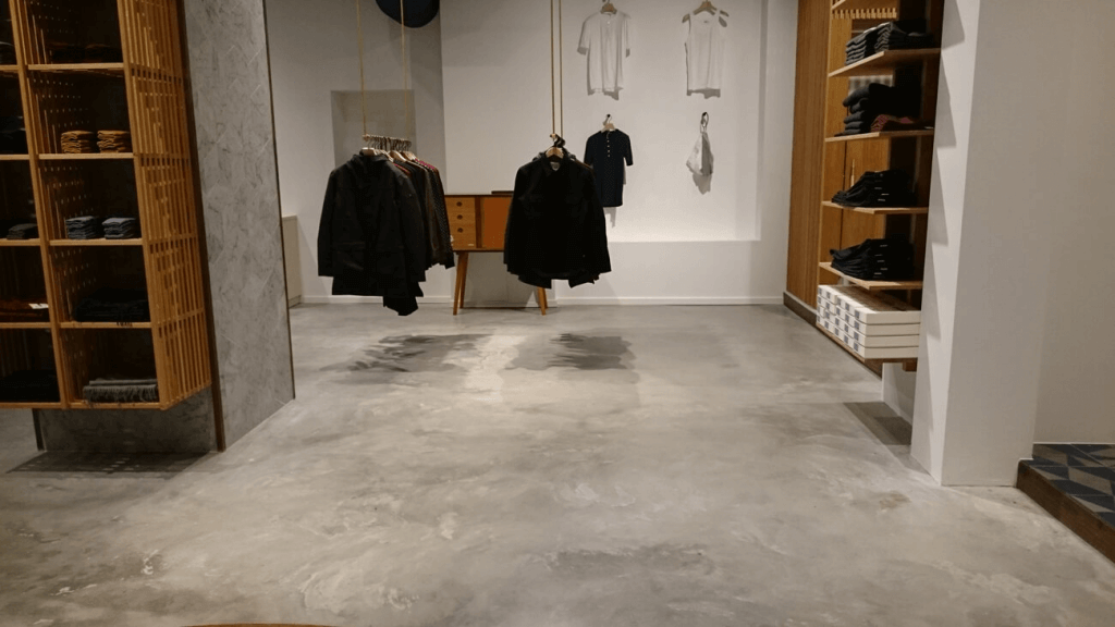 poleret gulv af beton tøjforretning