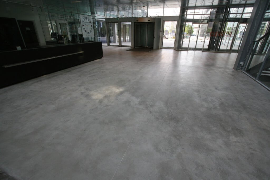 Poleret beton erhverv. Poleret betongulv ITU indgangsparti