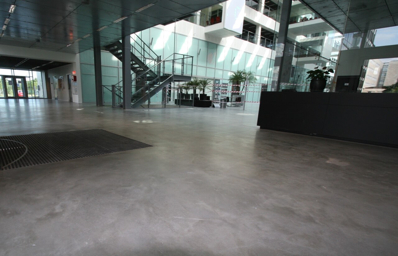 Poleret betongulv i indgang ved receptions omraade